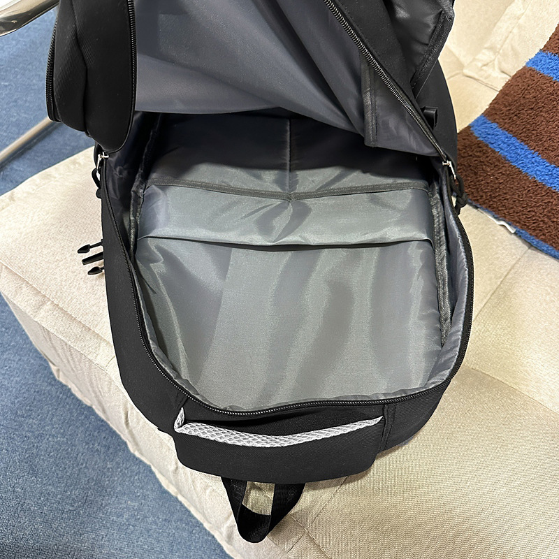 This is a cute and adorable cartoon backpack for girls in the Korean version of the ins academy style, designed for students in grades 3 to 6 Application Scenario