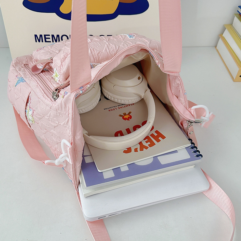 A new high-quality Japanese ins fresh and sweet candy-colored tutorial bag for girls, a lightweight spring outing travel crossbody bag Application Scenario