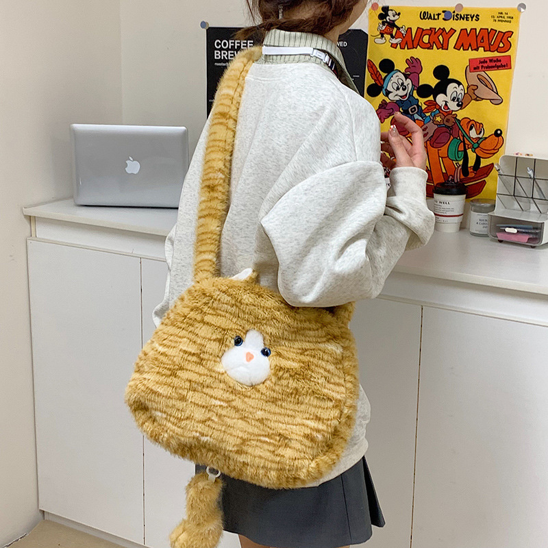 Cute cat plush crossbody bag for women, new ins soft and fluffy large-capacity high-end commuter tote bag Application Scenario