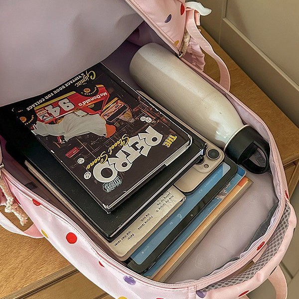 A new high-appeal Japanese-style, fresh and sweet polka dot backpack with contrasting colors for junior and senior high school students. It is a lightweight and large-capacity backpack Application Scenario