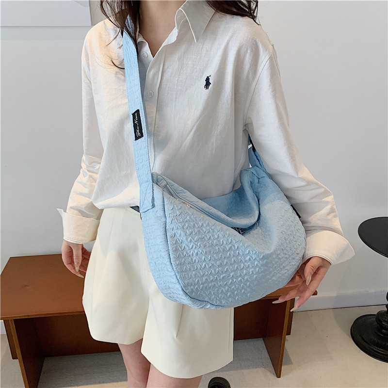 The laid-back and simple Tote crossbody bag for women is a new spring 2025 casual solid color artistic style single-shoulder crossbody bag details Picture