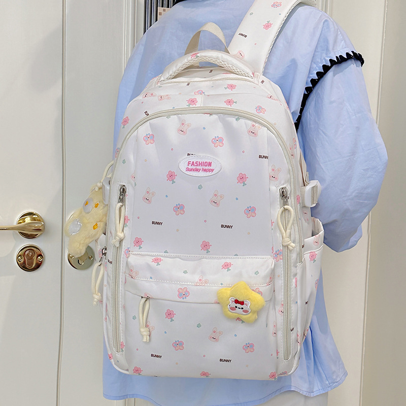 The ins Japanese-style cartoon schoolbag has a high appearance level and is cute. It is a large-capacity backpack for junior and senior high school girls and for students in grades 4 to 6 Application Scenario