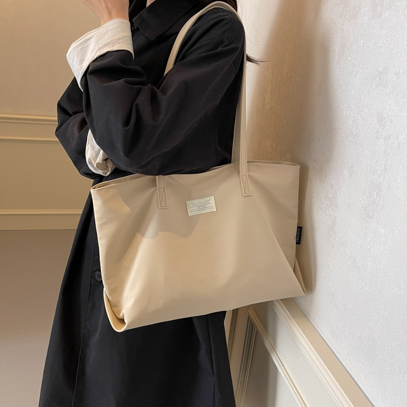 A versatile canvas bag for women's 2024 autumn and winter, a new Korean-style Instagram casual tote bag for commuting details Picture