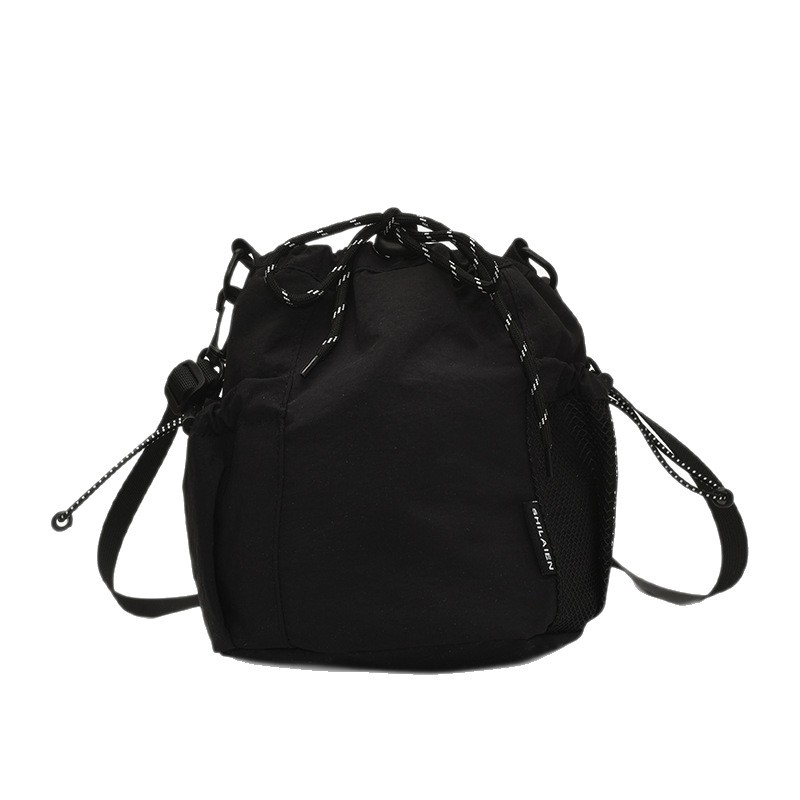 A new Korean version of a high-appeal drawstring bucket bag for commuting, sporty, casual, simple and lightweight, large-capacity crossbody bag Item Picture