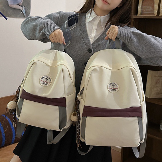 A simple and casual schoolbag with a school style for junior high school girls, a backpack for college students, and a light small schoolbag for commuting for girls full figure