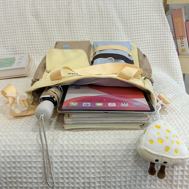 New cute color-blocking large-capacity single-shoulder bag, soft girl hand-held crossbody bag, high appearance level student make-up class bag Application Scenario