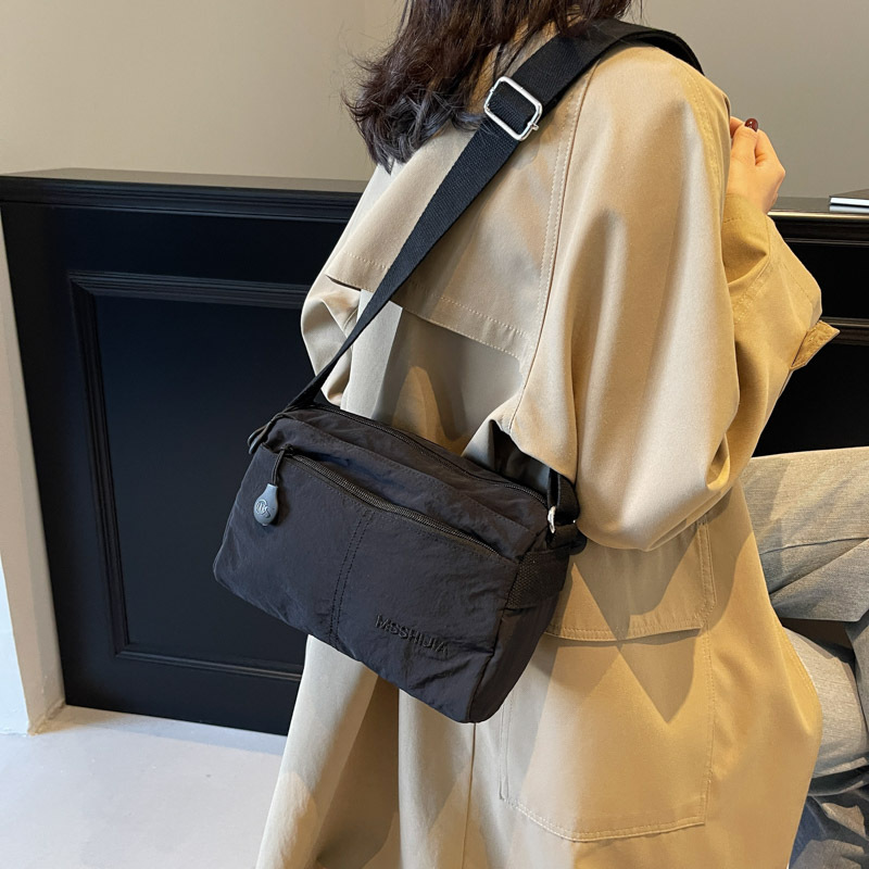 A new large-capacity casual single-shoulder tote bag for women with a simple and high-end feel, a niche Korean version versatile crossbody bag details Picture