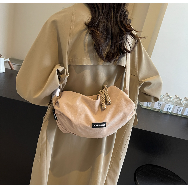 This casual Hong Kong-style women's single-shoulder bag is versatile, lightweight, and has a large capacity. It is a niche underarm bag and a simple crossbody bag for school and commuting details Picture