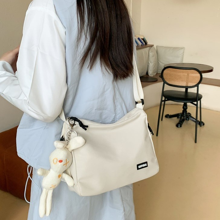 The 2025 new women's crossbody bag is a lightweight, casual, large-capacity single-shoulder bag that is versatile for women and suitable for work and commuting full figure