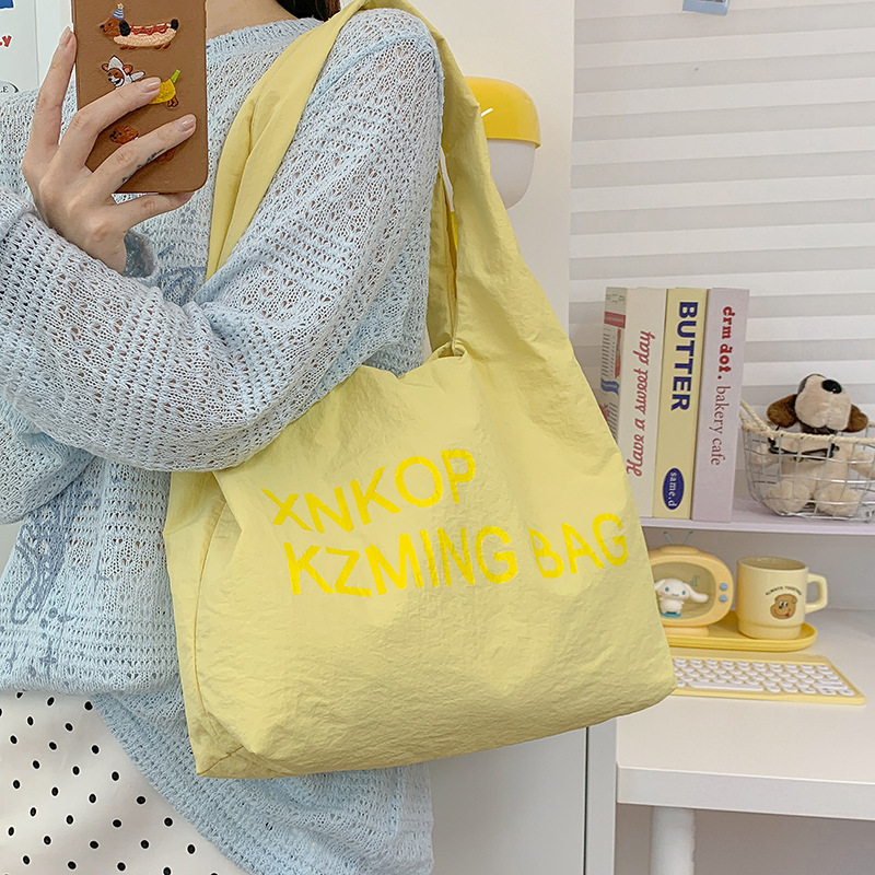 A new Korean-style ins high-look, fresh and sweet macaron-colored letter crossbody bag, casual, simple and lightweight crossbody bag full figure