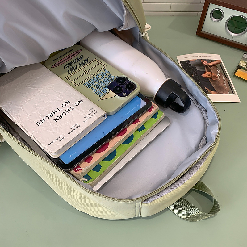 A new high-appearance-level Harajuku fresh and sweet candy-colored bear backpack, a lightweight and large-capacity backpack for junior and senior high school students Application Scenario