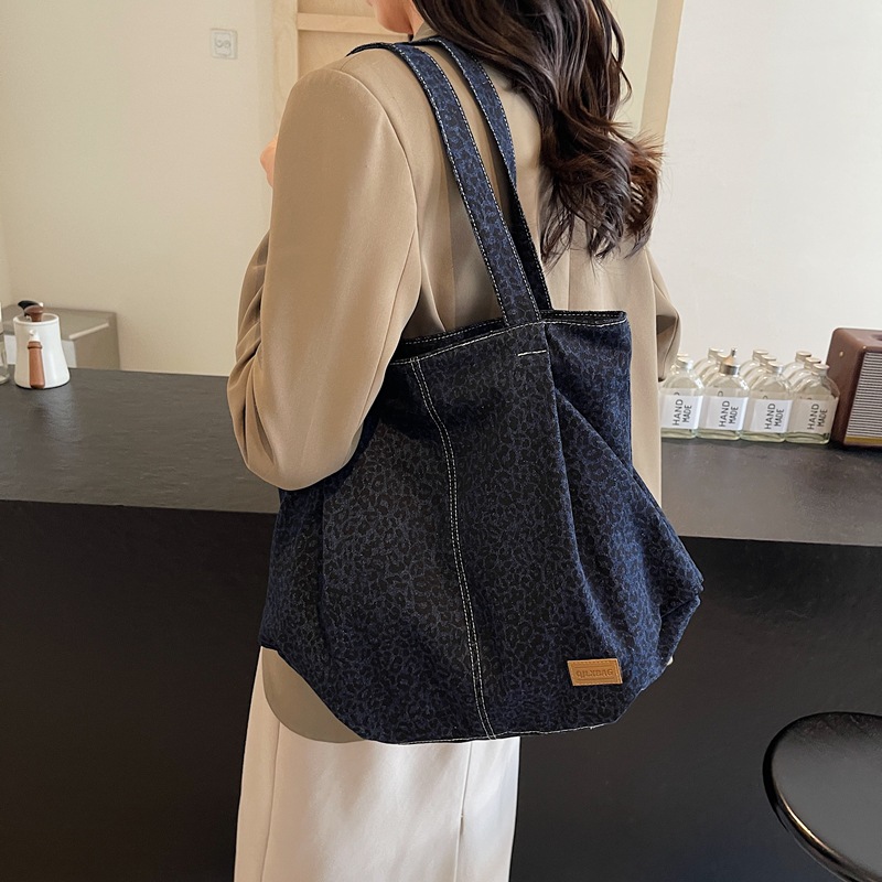 Large-capacity tote bag for women, 2024 new style, casual and laid-back denim, single-shoulder leopard print bag for commuting to school details Picture