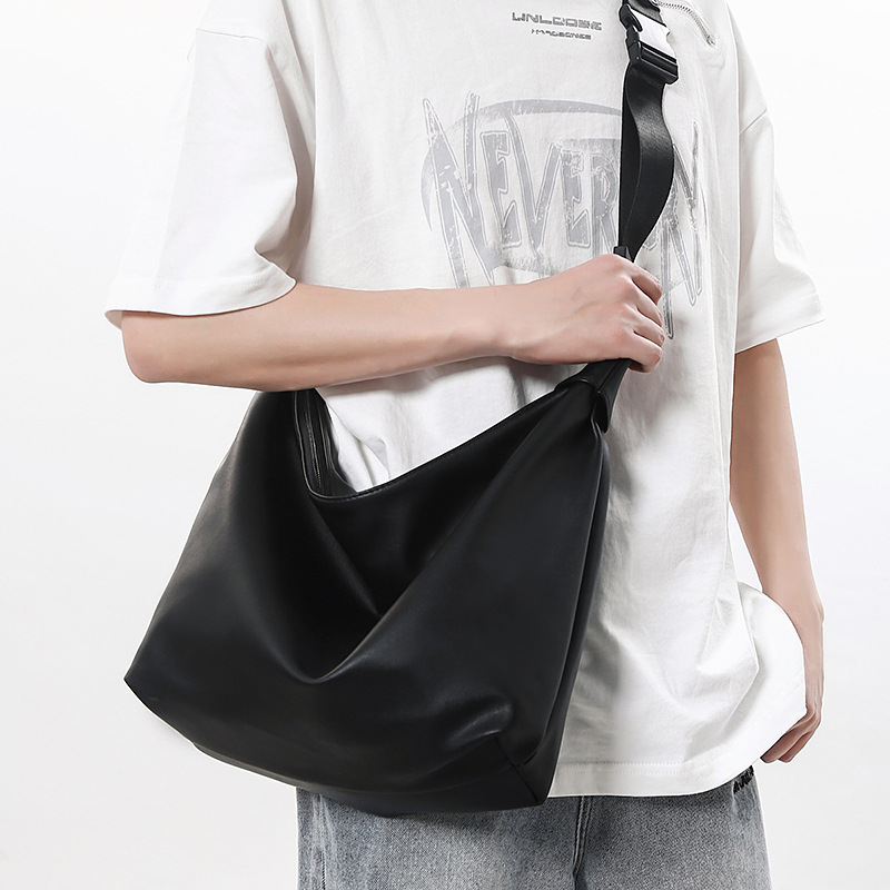 A new Korean retro and fashionable commuter tote bag for women, simple and versatile, solid color, high-end, large-capacity crossbody bag full figure