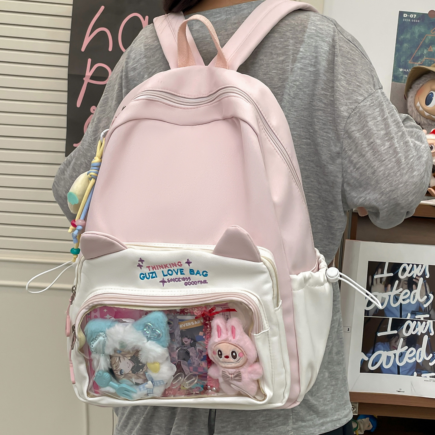 A new high-appearancelevel school-style ins backpack for junior and senior high school students, featuring a casual, simple and lightweight design with a large capacity for commuting full figure