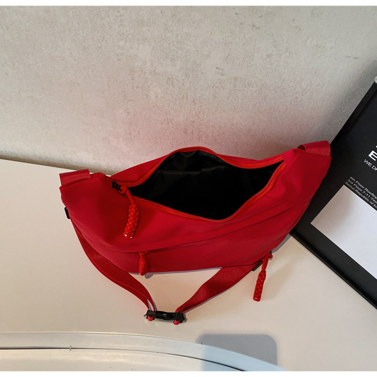 Fashionable and versatile large-capacity single-shoulder bag for commuting 2025 spring new style casual and simple tote bag Korean version underarm bag Application Scenario