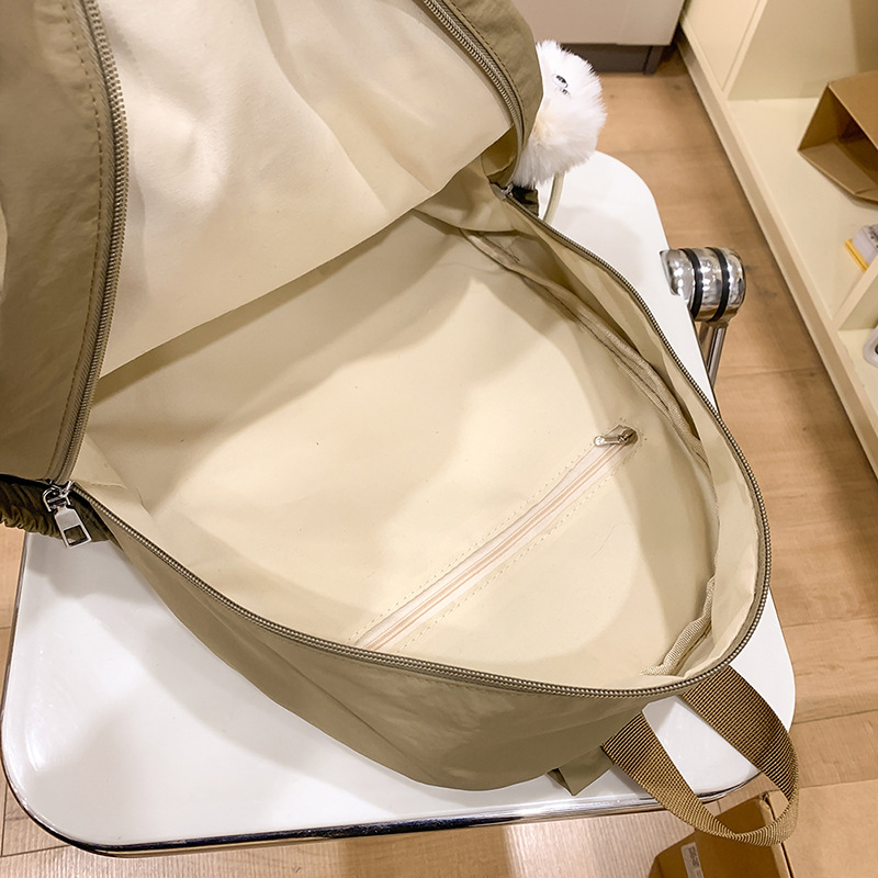 The ins backpack is a niche design backpack for female college students with a simple and solid color. It is a Korean-style travel backpack for junior and senior high school students Application Scenario