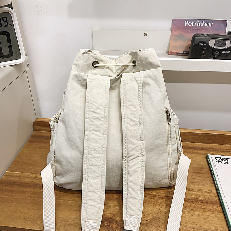Japanese-style backpacks: A fashionable large-capacity backpack for male college students and a simple single-shoulder bag for female high school students for commuting to class Application Scenario