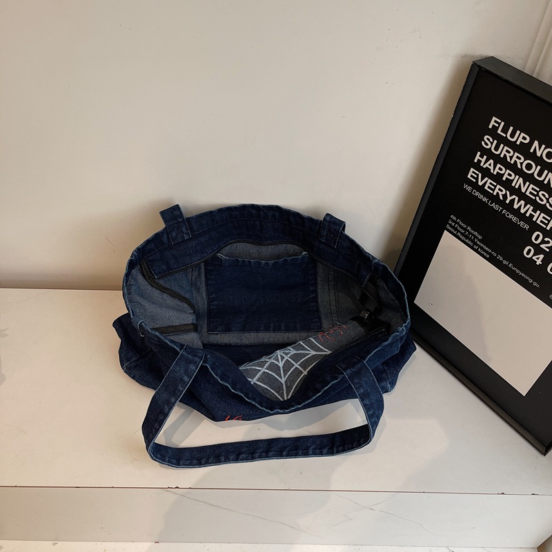 A niche and stylish embroidered denim backpack, a large-capacity versatile tote bag for commuting, and a retro casual student handbag Specification drawing