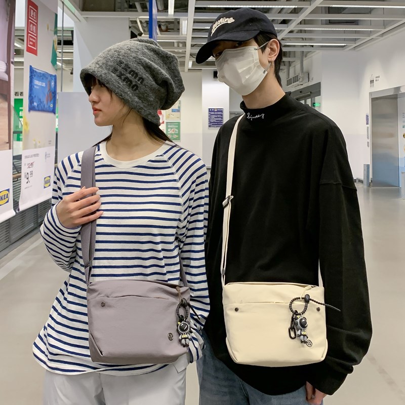 A new, stylish, portable and lightweight single-shoulder backpack for commuting and mountaineering, a simple and versatile crossbody bag for both men and women full figure