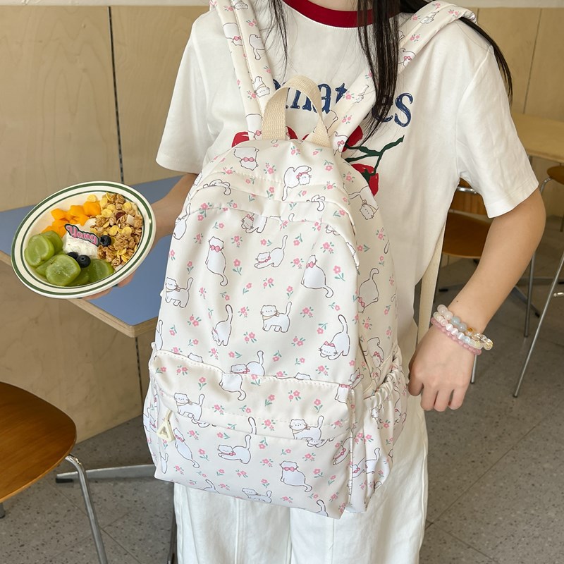 Cat schoolbag for junior high school girls, a niche 2025 new style backpack on Instagram. It's lightweight, has a high level of appearance, and is cute Application Scenario