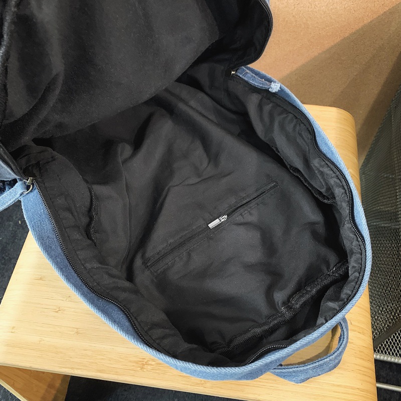 A laid-back Japanese and Korean denim backpack. It's a casual schoolbag for junior high school students and a commuting campus backpack for college students Application Scenario