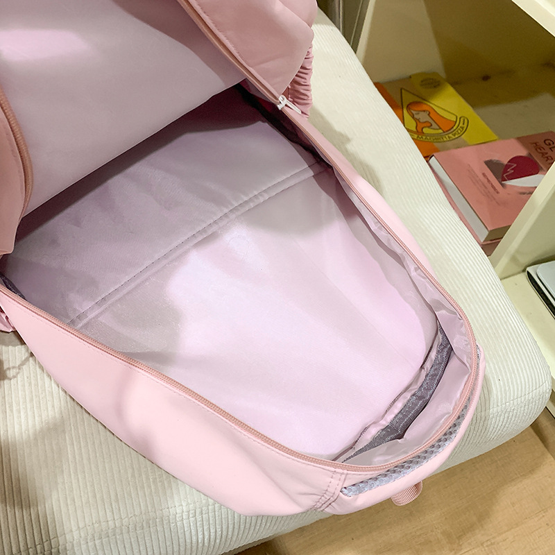 Solid-colored girls' backpacks, simple and lightweight schoolbags for junior high school students, cute little bears for girls, versatile backpacks for college students Application Scenario