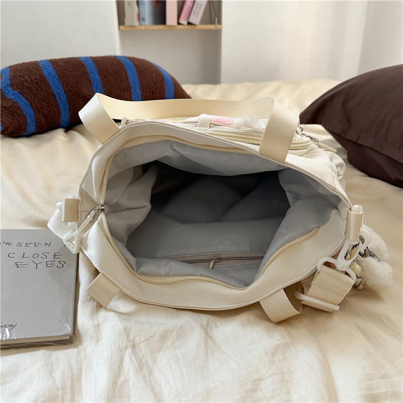 The new Japanese-style ins high-appearance-level fresh and sweet 2D girl smug pain bag, tutorial bag and lightweight crossbody bag Application Scenario