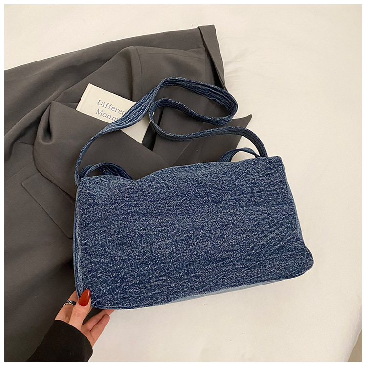 2025 Retro lettered American underarm bag, large-capacity ins new commuter shoulder bag, versatile student tote bag Application Scenario