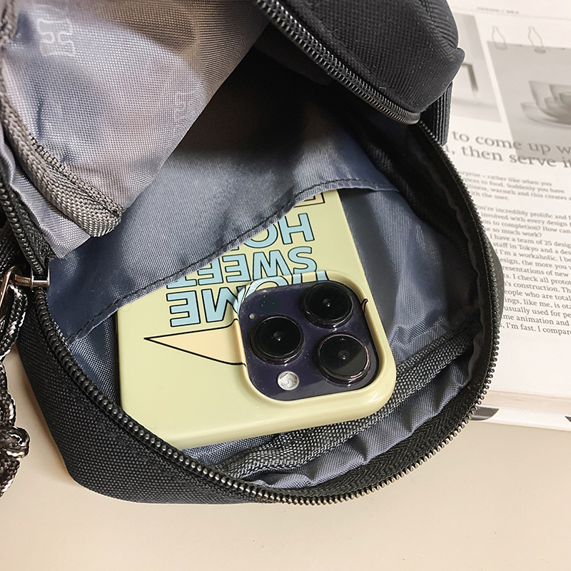 A new stylish and trendy small crossbody bag for college students, both men and women, is casual, simple, lightweight, fashionable and versatile for commuting Application Scenario