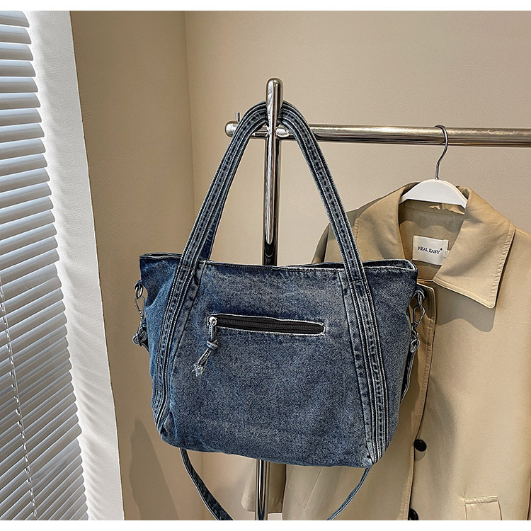 Korean large-capacity, high-end, laid-back style denim tote bag for women 2025 new retro commuter single-shoulder bag Application Scenario
