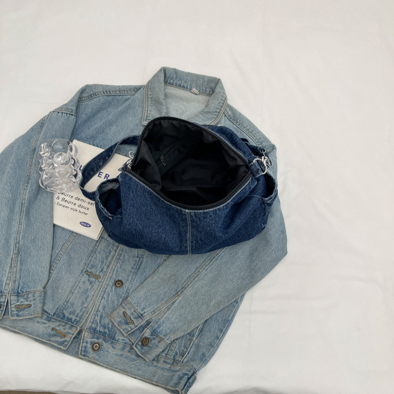 A new Korean version of the ins denim canvas bag for women's crossbody, versatile and large-capacity single-shoulder tote bag for students' commuting to school Application Scenario