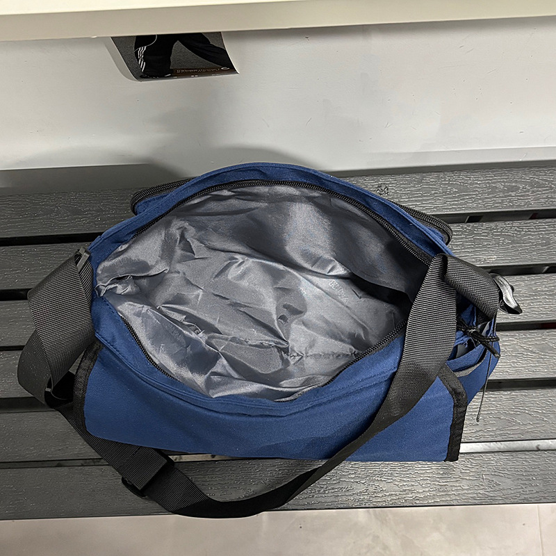 The new high-appeartion-level workwear style is cool and simple. The messenger bag is lightweight and has a large capacity crossbody bag for catching up on classes and going to work Application Scenario
