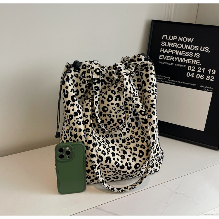 Simple leopard print drawstring crossbody bucket bag 2025 new style fashionable and casual single-shoulder bag, lightweight and large-capacity women's bag Application Scenario
