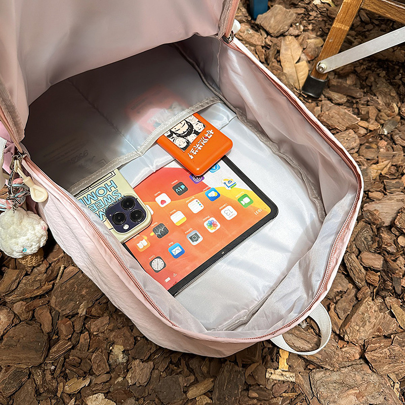 A new high-appearance-level, fresh and sweet color-blocking backpack from Forest-themed ins, a lightweight travel backpack for junior and senior high school students Application Scenario