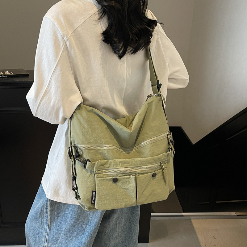 A new Korean-style ins multi-pocket crossbody bag with a high aesthetic level, a casual, simple, lightweight and large-capacity tote bag for women full figure
