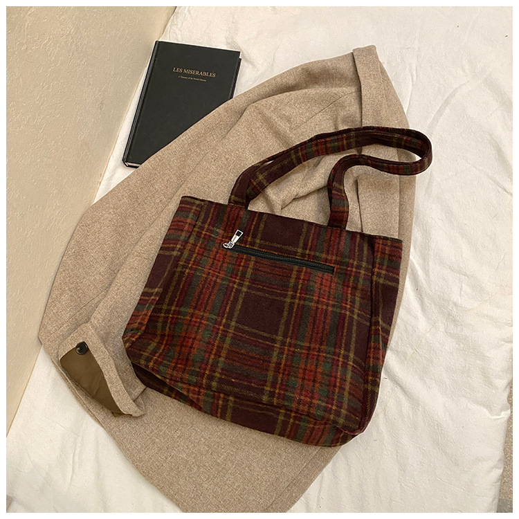 The new 2025 large-capacity casual checkered tote bag with a fresh and artistic style, is a personalized and creative single-shoulder bag for students Application Scenario