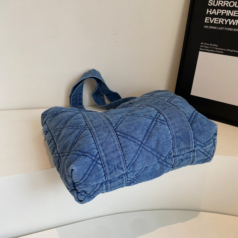 Tote bag, women's retro denim bag, casual large-capacity diamond-shaped handbag, college student class bag, commuting bag Application Scenario