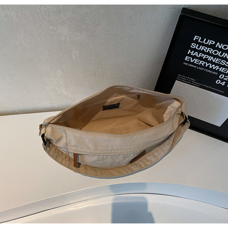 Simple Japanese-style nylon fabric lightweight travel bag, casual sports men's and women's single-shoulder crossbody student large-capacity tote bag Application Scenario