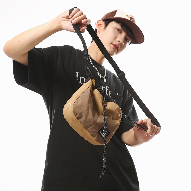 A new Korean-style Instagram streetwear bag with a high level of appearance and a cool drawstring opening. It is a casual, simple and lightweight travel crossbody bag full figure