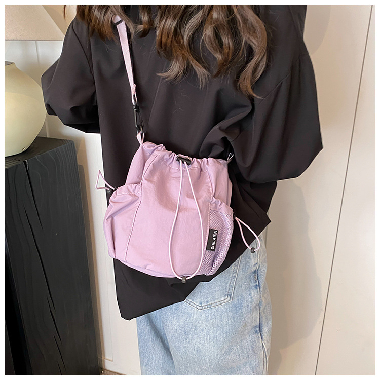 A niche design nylon fabric bag for women's 2025 new crossbody bag, a fashionable and super popular single-shoulder crossbody bucket bag with a drawstring full figure