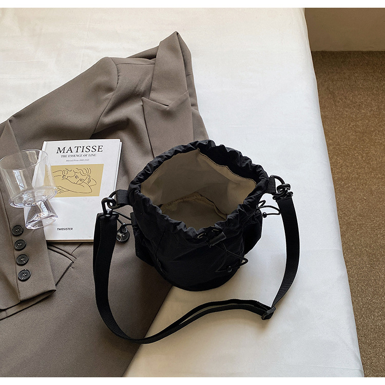 Simple solid color casual and versatile, lightweight and versatile, single-shoulder underarm bag with drawstring closure, portable large capacity bucket bag for women Specification drawing