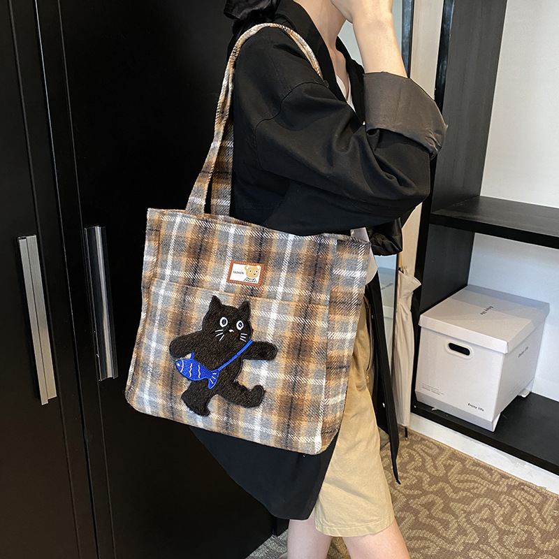 The new 2025 large-capacity casual checkered tote bag with a fresh and artistic style, is a personalized and creative single-shoulder bag for students full figure
