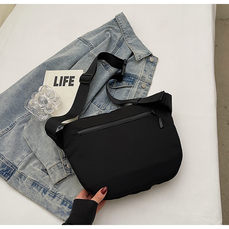 Versatile crossbody bag, durable, casual and lightweight saddle chest bag, large-capacity commuter bag, simple and elegant single-shoulder bag for traveling Application Scenario