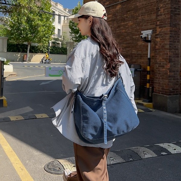 New washed denim single-shoulder bag, retro workwear style, large-capacity daily commuting tote bag and crossbody bag full figure