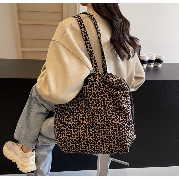 Simple leopard print drawstring crossbody bucket bag 2025 new style fashionable and casual single-shoulder bag, lightweight and large-capacity women's bag full figure