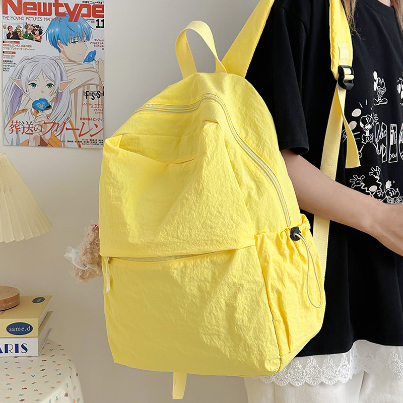 A new Japanese-style backpack with a high level of appearance and a fresh look. It is a casual, simple, lightweight and large-capacity backpack for high school and junior high school students to commute full figure