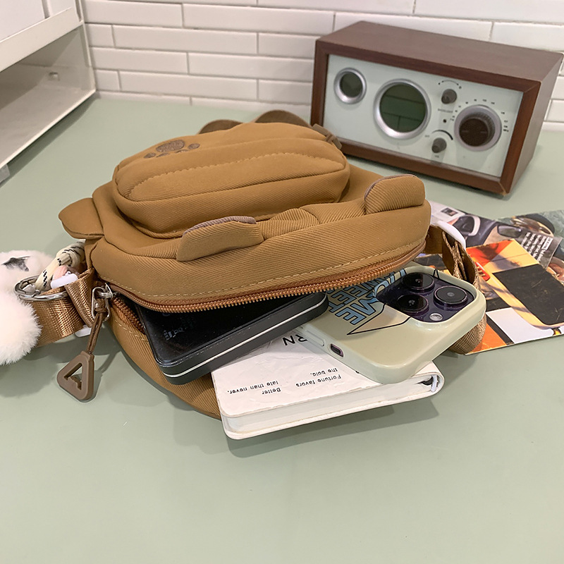 A new Japanese-style, cute cartoon bear crossbody bag with a high level of appearance. It is a casual, simple, lightweight and versatile crossbody bag for commuting Application Scenario