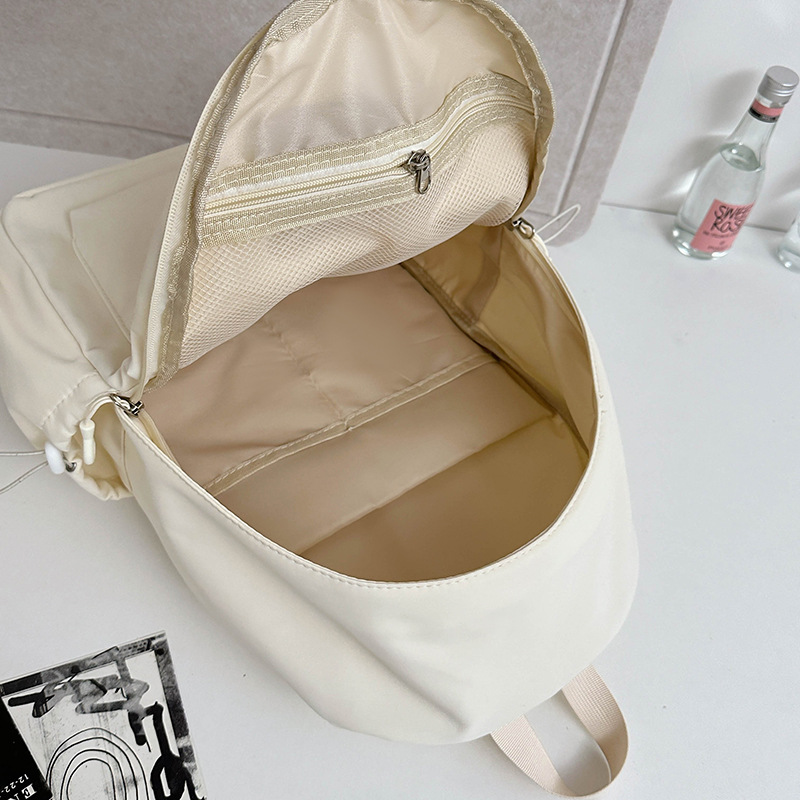 This is a lightweight, simple and versatile backpack for female college students, featuring a casual and girlish style. It is also a Korean-style Instagram backpack for junior and senior high school students Application Scenario