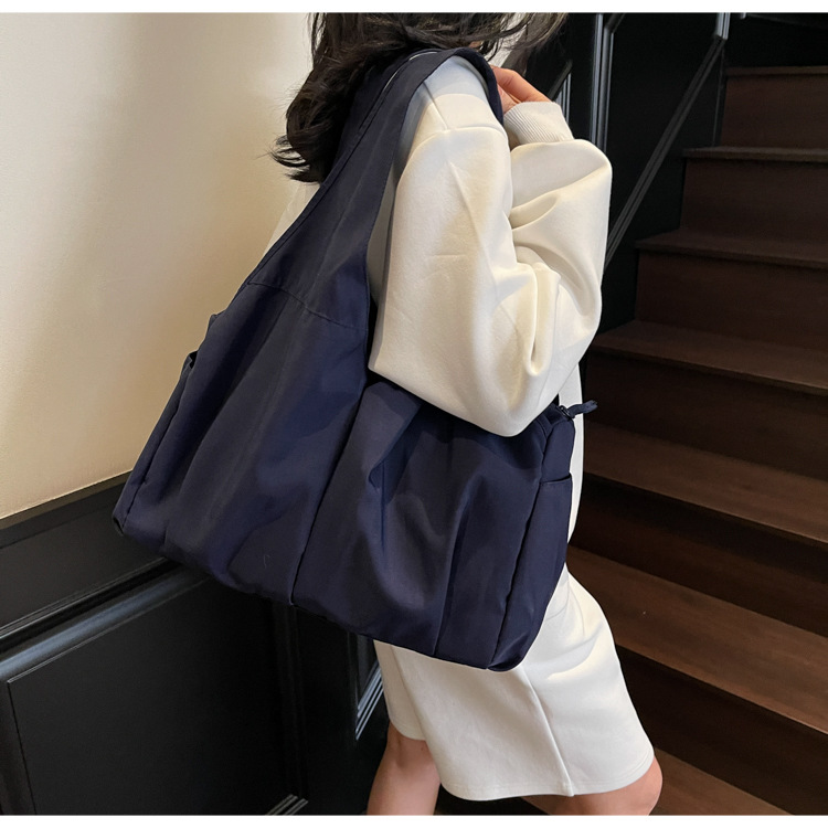 Large-capacity tote bag for women, 2025 new style, fashionable and versatile single-shoulder bag, casual commuting handbag, sports and fitness bag full figure