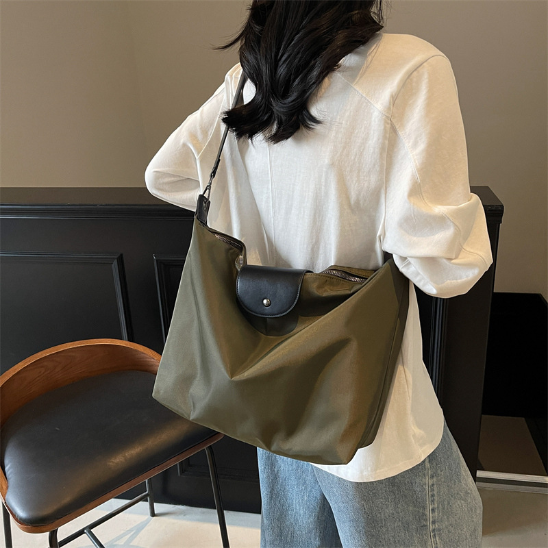 Large-capacity fashionable backpack, simple solid-color single-shoulder bag, lightweight commuting tote bag, versatile class bag for college students details Picture